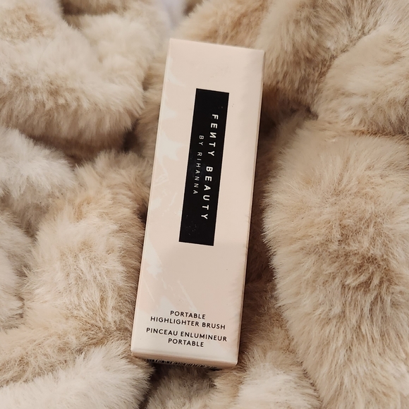 FENTY BEAUTY- Portable Highlighter Brush - Picture 2 of 2